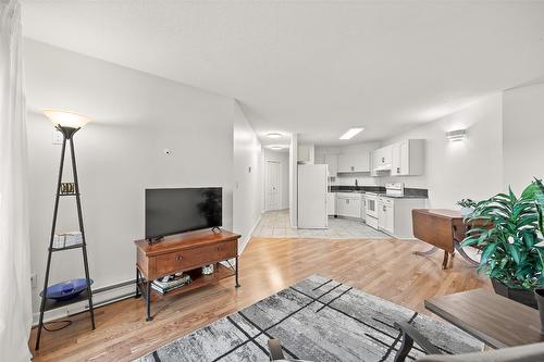 424-3160 Casorso Road, Kelowna, BC - Indoor Photo Showing Living Room