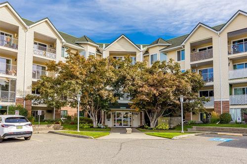 424-3160 Casorso Road, Kelowna, BC - Outdoor With Facade