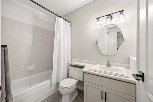 424-3160 Casorso Road, Kelowna, BC - Indoor Photo Showing Bathroom