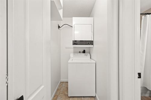 424-3160 Casorso Road, Kelowna, BC - Indoor Photo Showing Laundry Room