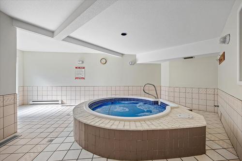 424-3160 Casorso Road, Kelowna, BC -  Photo Showing Other Room