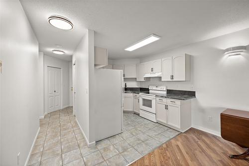 424-3160 Casorso Road, Kelowna, BC - Indoor Photo Showing Kitchen