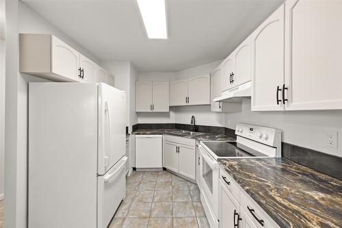 424-3160 Casorso Road, Kelowna, BC - Indoor Photo Showing Kitchen