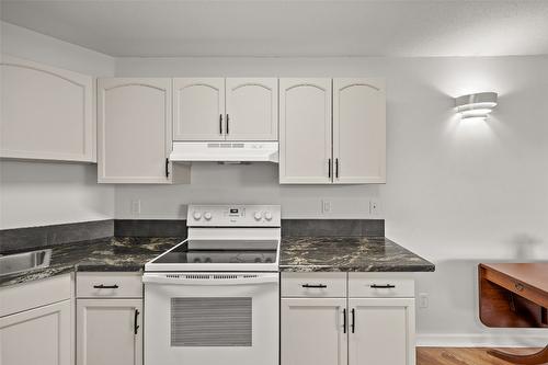 424-3160 Casorso Road, Kelowna, BC - Indoor Photo Showing Kitchen