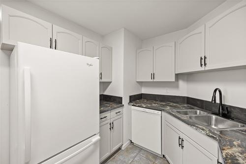 424-3160 Casorso Road, Kelowna, BC - Indoor Photo Showing Kitchen With Double Sink