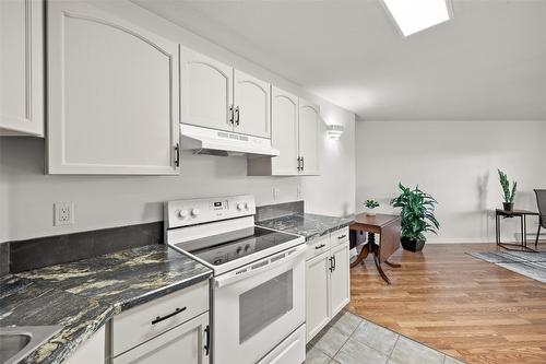 424-3160 Casorso Road, Kelowna, BC - Indoor Photo Showing Kitchen