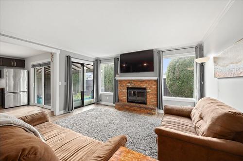 7-1167 Brookside Avenue, Kelowna, BC - Indoor Photo Showing Living Room With Fireplace