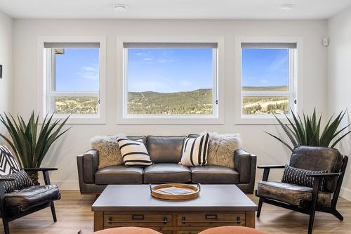 3004 Shaleview Drive, West Kelowna, BC - Indoor Photo Showing Living Room