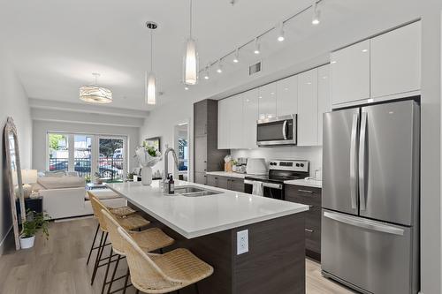 102-191 Hollywood Road, Kelowna, BC - Indoor Photo Showing Kitchen With Double Sink With Upgraded Kitchen