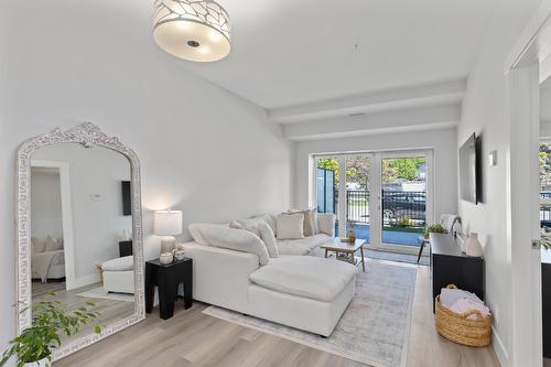 102-191 Hollywood Road, Kelowna, BC - Indoor Photo Showing Living Room