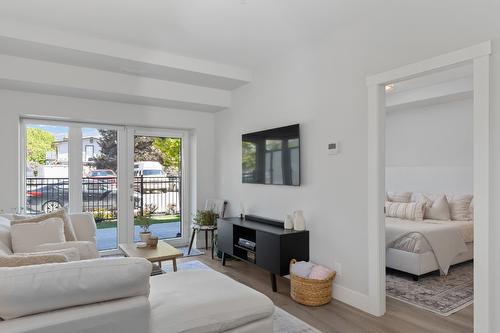 102-191 Hollywood Road, Kelowna, BC - Indoor Photo Showing Living Room