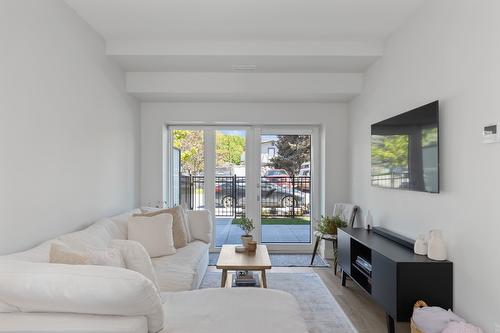 102-191 Hollywood Road, Kelowna, BC - Indoor Photo Showing Living Room With Fireplace