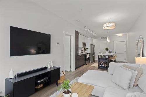 102-191 Hollywood Road, Kelowna, BC - Indoor Photo Showing Living Room