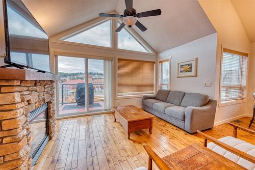 355-6819 Madrid Way, Kelowna, BC - Indoor Photo Showing Living Room With Fireplace