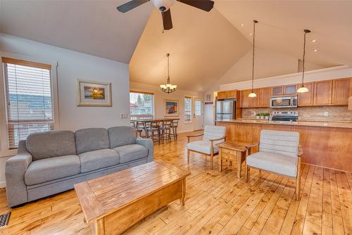 355-6819 Madrid Way, Kelowna, BC - Indoor Photo Showing Living Room