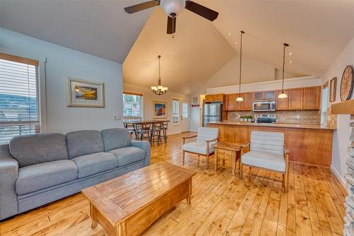 355-6819 Madrid Way, Kelowna, BC - Indoor Photo Showing Living Room