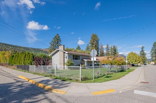 2110 Norris Avenue, Lumby, BC - Outdoor