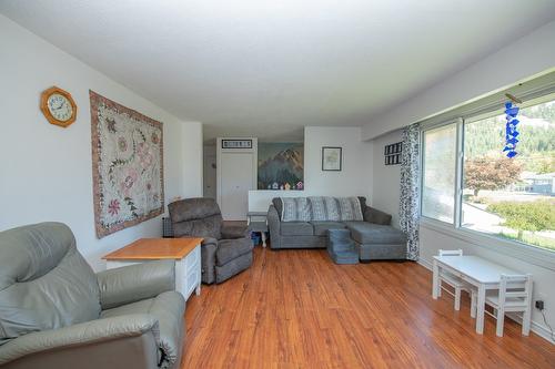 2110 Norris Avenue, Lumby, BC - Indoor Photo Showing Living Room