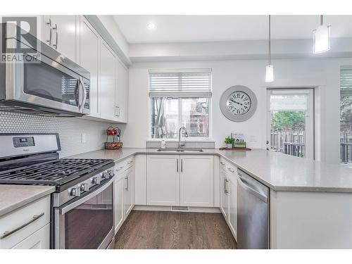 12889 Lake Hill Lane, Lake Country, BC - Indoor Photo Showing Kitchen With Double Sink With Upgraded Kitchen