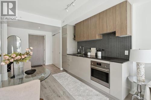 515 - 161 Roehampton Avenue, Toronto, ON - Indoor Photo Showing Kitchen