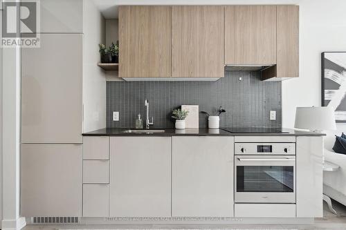 515 - 161 Roehampton Avenue, Toronto, ON - Indoor Photo Showing Kitchen