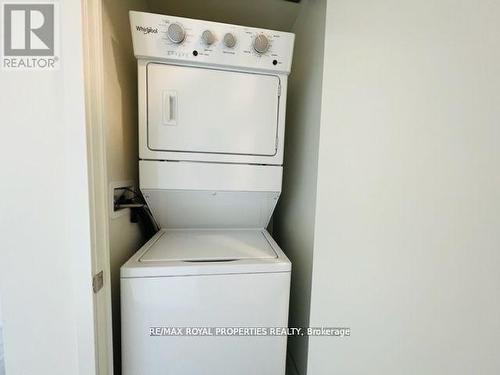 2207 - 10 Deerlick Court, Toronto, ON - Indoor Photo Showing Laundry Room