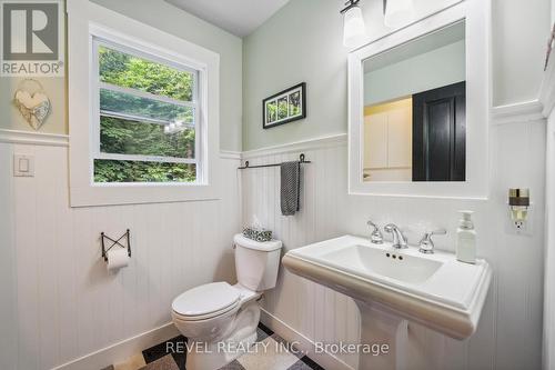 8181 Indian Trail, Guelph/Eramosa, ON - Indoor Photo Showing Bathroom