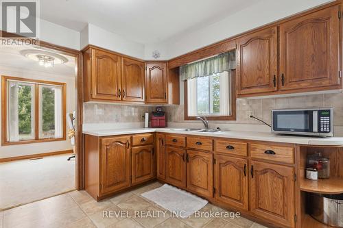 126 Colbeck Drive, Welland, ON - Indoor Photo Showing Kitchen With Double Sink