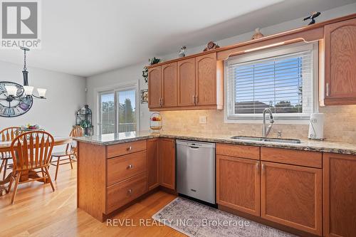 130 Loretta Drive, Niagara-On-The-Lake, ON - Indoor Photo Showing Kitchen With Double Sink