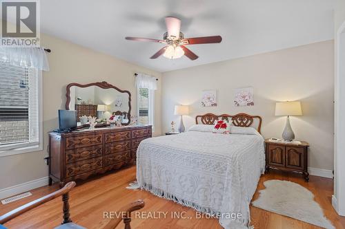 130 Loretta Drive, Niagara-On-The-Lake, ON - Indoor Photo Showing Bedroom