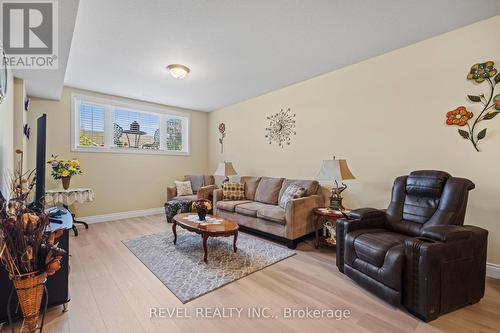 130 Loretta Drive, Niagara-On-The-Lake, ON - Indoor Photo Showing Living Room