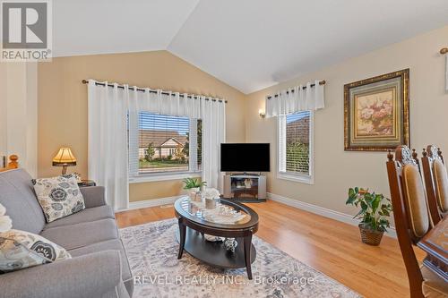 130 Loretta Drive, Niagara-On-The-Lake, ON - Indoor Photo Showing Living Room