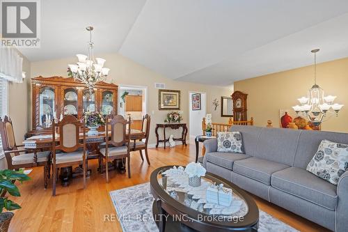 130 Loretta Drive, Niagara-On-The-Lake, ON - Indoor Photo Showing Living Room