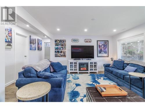 4715 Parker Court, 108 Mile Ranch, BC - Indoor Photo Showing Living Room