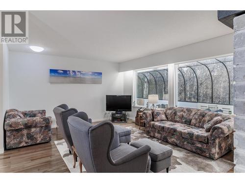 4715 Parker Court, 108 Mile Ranch, BC - Indoor Photo Showing Living Room