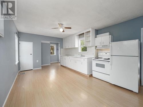 1633 10Th Avenue, Prince George, BC - Indoor Photo Showing Kitchen