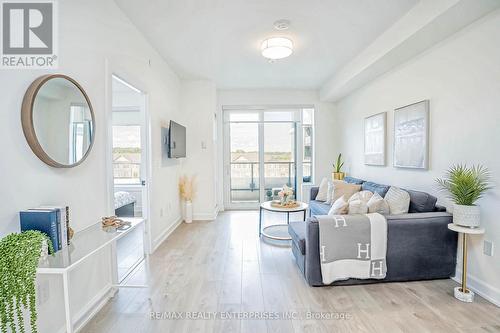 427 - 3200 William Coltson Avenue, Oakville, ON - Indoor Photo Showing Living Room