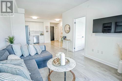 427 - 3200 William Coltson Avenue, Oakville, ON - Indoor Photo Showing Living Room