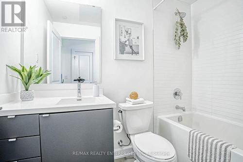 427 - 3200 William Coltson Avenue, Oakville, ON - Indoor Photo Showing Bathroom