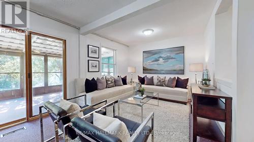 41 A Algoma Street, Toronto, ON - Indoor Photo Showing Living Room