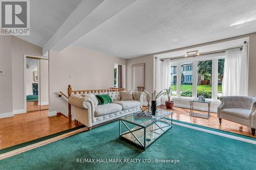 289 Paliser Crescent S, Richmond Hill, ON - Indoor Photo Showing Living Room