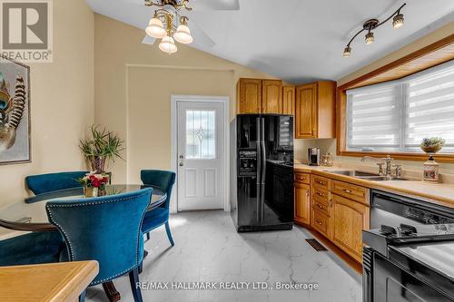 289 Paliser Crescent S, Richmond Hill, ON - Indoor Photo Showing Kitchen With Double Sink