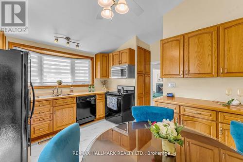 289 Paliser Crescent S, Richmond Hill, ON - Indoor Photo Showing Kitchen With Double Sink