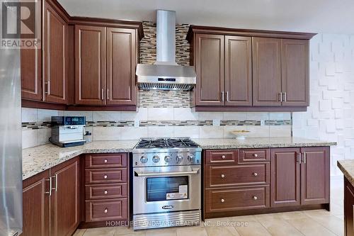 718 Peter Hall Drive, Newmarket, ON - Indoor Photo Showing Kitchen