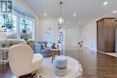 718 Peter Hall Drive, Newmarket, ON - Indoor Photo Showing Living Room