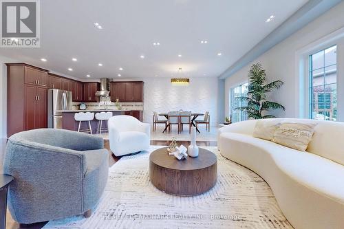 718 Peter Hall Drive, Newmarket, ON - Indoor Photo Showing Living Room