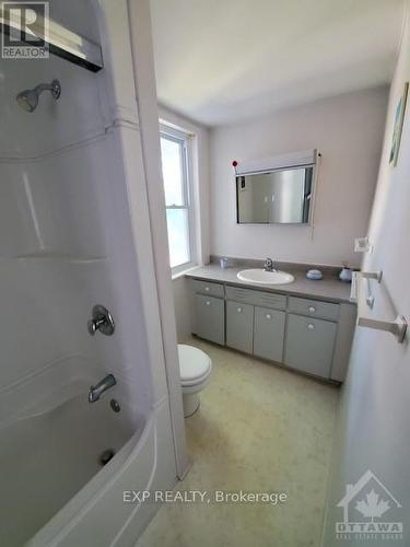 321 Parkdale Avenue, Ottawa, ON - Indoor Photo Showing Bathroom