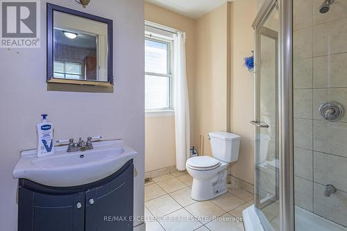 328 Bridge Avenue, Windsor, ON - Indoor Photo Showing Bathroom