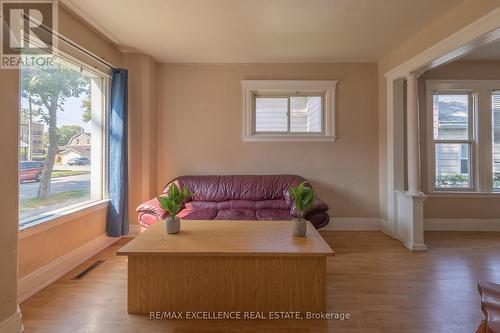 328 Bridge Avenue, Windsor, ON - Indoor Photo Showing Living Room