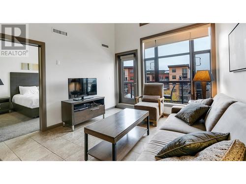 654 Cook Road Unit# 603, Kelowna, BC - Indoor Photo Showing Living Room